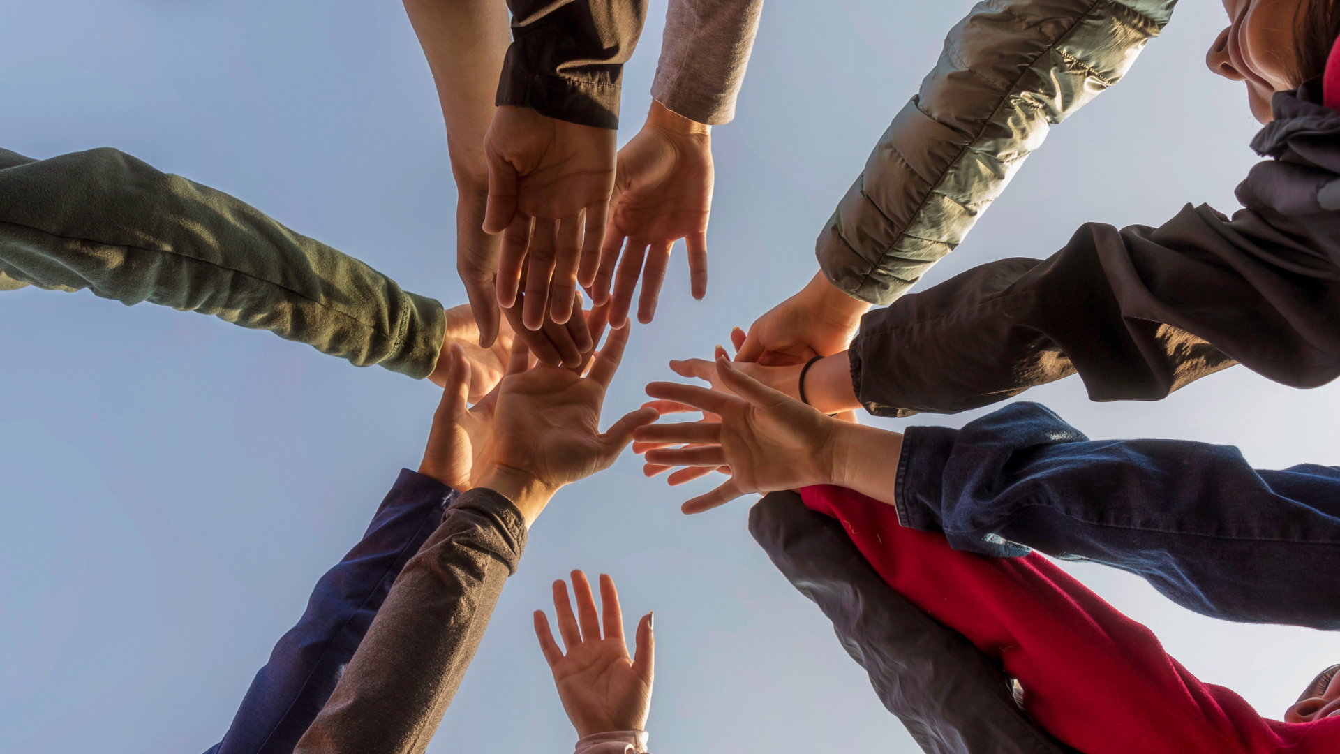 varias manos juntándose en círculo