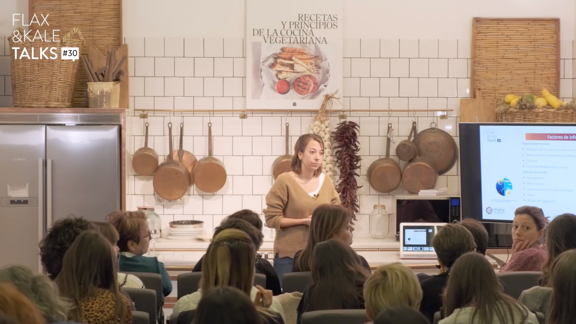 Sandra dando una conferencia