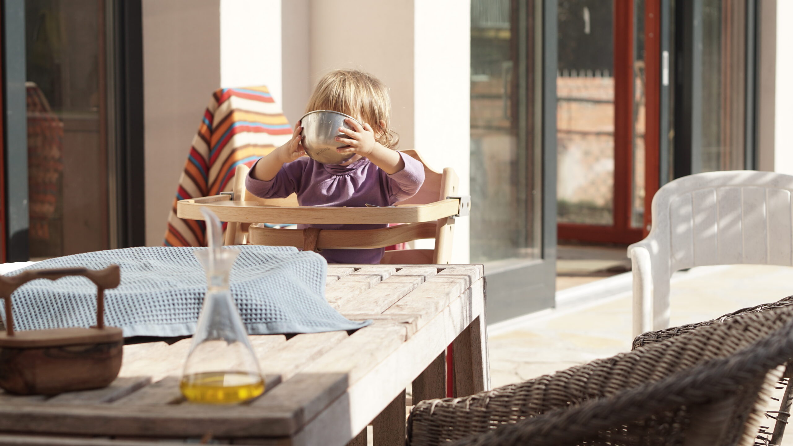una niña comiendo de un cuenco con las manos